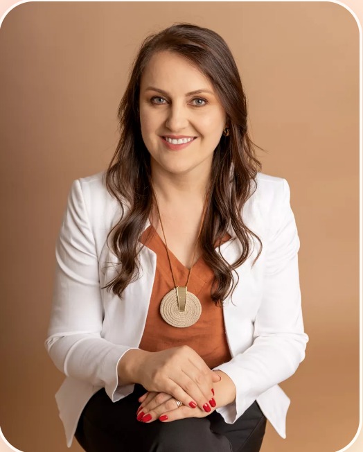 Simoni Dozolina Perondi, facilitadora da imersão, sorrindo em foto profissional